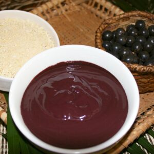 Açaí paraense acompanhado da fruta em caroço e farinha d'água