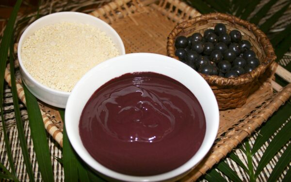 Açaí paraense acompanhado da fruta em caroço e farinha d'água